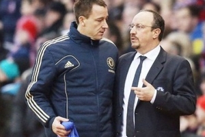 Benitez bị các cầu thủ Chelsea “bật thẳng tưng”