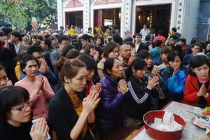 Làm gì, khi vợ mê lễ hội?