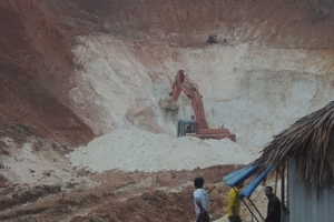 Công khai đào trộm tài nguyên quý