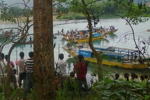 Đi đánh cá, vớt được gỗ huê trị giá bạc tỉ dưới lòng sông