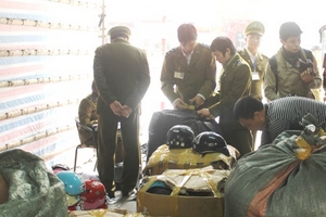 Phạt người đội mũ bảo hiểm giả: Đẩy trách nhiệm cho dân