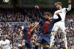 Màu trắng lấn át ở “Kinh điển”: “El Clasico” của những cái đầu!