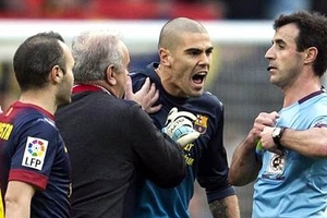 Barca cũng tấn công trọng tài: Khi thua, đến "Vua" cũng nổi khùng?