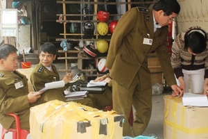 Phạt người đội mũ bảo hiểm rởm: Ấu trĩ & không khả thi