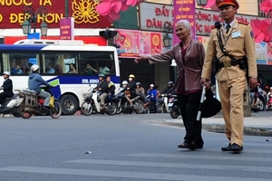 CSGT bụng phệ, thô lỗ không được ra đường