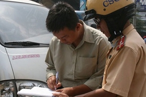 Cảnh sát không được dừng xe xử lý việc sang tên đổi chủ