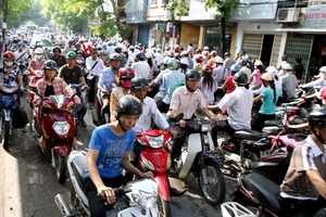 Đội mũ bảo hiểm thời trang bị tính như không đội