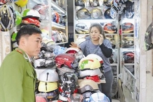 Mũ bảo hiểm rởm: Thách thức cơ quan công vụ