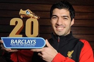 Van Persie lại mất “Golden Boot” vào tay Suarez