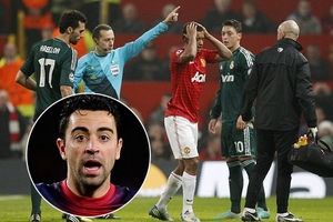 Xavi bênh vực Quỷ đỏ: Cakir quá nặng tay!