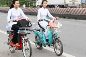 Hôm nay, phạt người đi xe đạp điện không đội mũ bảo hiểm