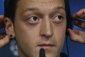 Sao Real coi pháp luật... bằng vung: Đến lượt Ozil bị phạt