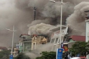 Video: Giây phút ngôi nhà 5 tầng đổ sập ở Hà Nội