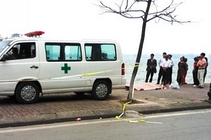 Hồ Tây: Vớt rác, được... xác người