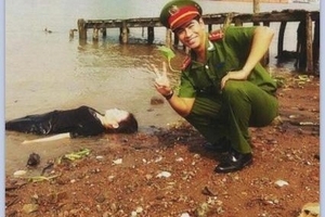 Sự thật về bức ảnh công an tạo dáng bên...xác chết