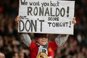 Từ bỏ đi, M.U: Ronaldo không đi đâu cả!