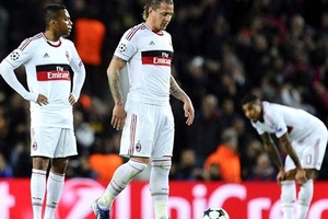 Milan thảm bại trước Barcelona: Cầm vàng là để... vàng rơi