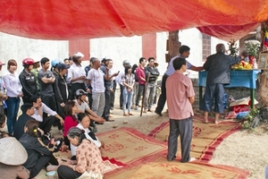 Hàng ngàn người khấn vái một con rắn