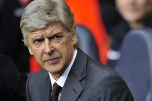 Thua trận, Wenger tiếp tục “bài ca” trọng tài