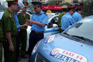 Lắp “súng” để “búng” cước taxi: Bao giờ xóa sổ taxi “dù”?