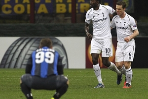 Adebayor bị fan Inter tổng xỉ vả thậm tệ