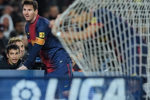 Messi: Bắt kịp Ronaldo, vượt qua các huyền thoại