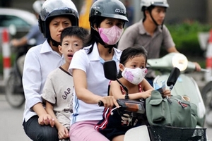 Hà Nội xử phạt phụ huynh không đội mũ bảo hiểm cho trẻ em