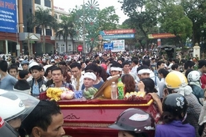 Mang quan tài qua nhiều phố ở Vĩnh Phúc để phản đối