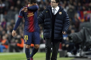 Adriano rách gân khoeo, Barca khủng hoảng hàng thủ