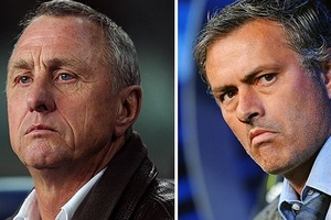 Cruyff lại chê khéo Mourinho