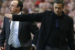 Mourinho tiếp tục "chọc ngoáy" Benitez
