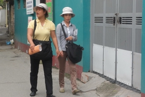 Giả nhân viên môi trường bán sản phẩm vệ sinh với giá "cắt cổ"