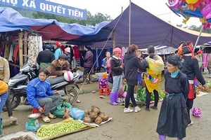 Nhộn nhịp phiên chợ ở cổng trời