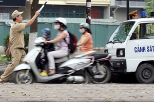 Trật tự đô thị 'múa gậy' chặn xe vì ...chỉ tiêu 50 triệu