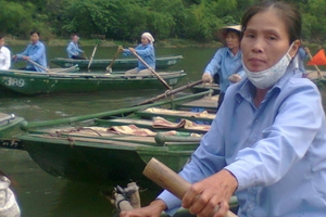 Những nữ chèo ở bến đò lớn nhất Việt Nam