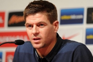 Thủ quân Liverpool đá xoáy Rio Ferdinand