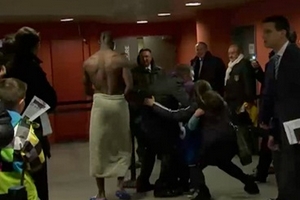 Không mặc gì, Balotelli quấn khăn tắm vào phòng họp báo