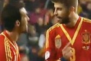 Pique bật Arbeloa: Sư nói sư phải, sãi nói sãi hay