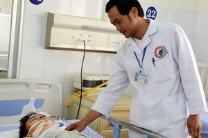 Đùa giỡn các bạn nữ, nam sinh rơi từ tầng 4