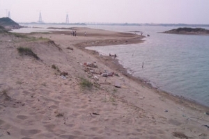 Nam sinh chết đuối khi chụp ảnh ở bãi đá sông Hồng