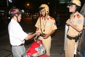 Không xử phạt xe máy thiếu 'giấy chứng nhận môi trường...'