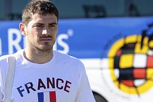 Iker Casillas bất ngờ đến Pháp