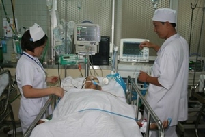 Chỉ cấm bác sĩ nhận phong bì trước và trong điều trị