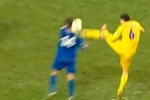 Cận cảnh pha kungfu ghê rợn của của cầu thủ Ukraina