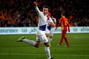 Van Persie lập siêu phẩm đánh đầu