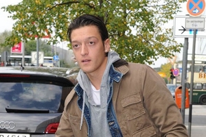 Oezil ra yêu sách về lương