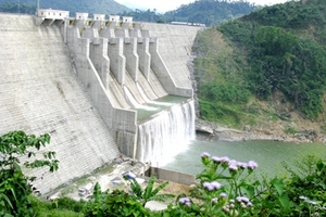 Chưa mùa khô, đã khát vì thủy điện