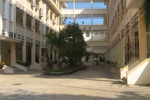 Bé trai 11 tháng tuổi bị taxi tông chết trong sân bệnh viện