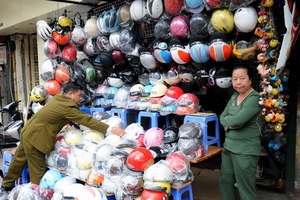 Mũ "dỏm" hết... đất sống! Người dân đổ xô đi đổi MBH