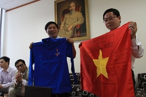 Tặng cờ Tổ quốc có bài thơ Thần cho tàu QNg 96382